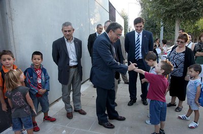 Foto 2. Àngel Ros ha saludat els alumnes en el primer dia de classe.