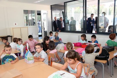 Foto 3. Els alumnes de l'escola La Mitjana comencen el curs estrenant un nou edifici.