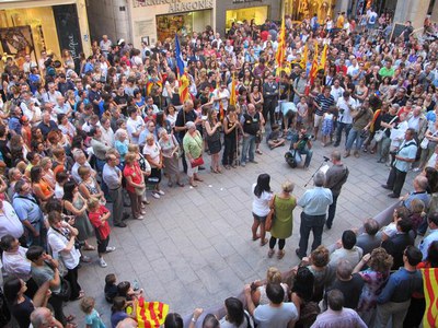 Foto 3. La convocatòria de la Plataforma Fem Escola ha omplert la plaça Paeria.