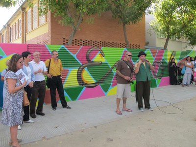 El grafit està pintat a la paret que dóna al carrer Sant Pere Claver.