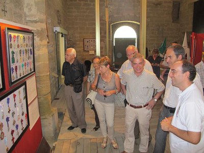 Foto 3. El regidor de barri, Josep Presseguer, ha fet la visita a l'exposició dels elements de la Setmana Santa de Lleida, a l'església de Sant Martí….