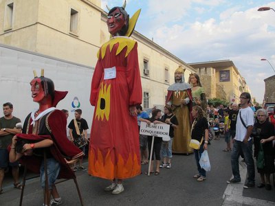 Foto 2. La Cercavila, amb els gegants de l'Ereta i Jaume I El Conqueridor.