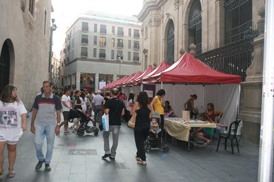 Foto 2. La plaça de la Catedral ha acollit el primer Mercat de les Idees.