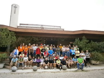 Foto 2. Els participants han fet diverses parades en el recorregut per conèixer llocs i edificis d'interès.