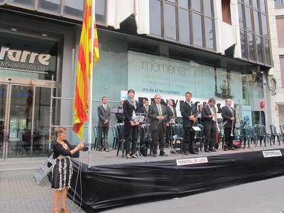 Foto 2. La ciutat celebra també el 45è Aplec de la Sardana, que ha començat amb l'hissada de la bandera.
