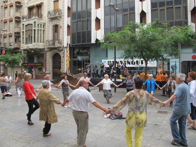 Foto 3. Al matí i a la tarda hi ha ballades de sardandes a l'avinguda Blondel.