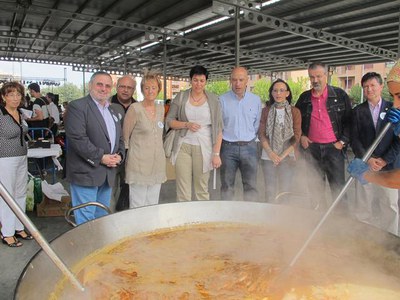 Foto 2. Per fer la paella del dinar, s'han tirat 100 quilos d'arròs i 50 de gambes, entre altres ingredients.