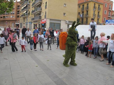 Foto 2. El berenar i els jocs per a la canalla s'han fet a la plaça Cervantes.