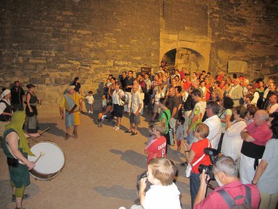 Foto 5. Una cercavila ha acompanyat els assistents a l'acte inaugural a fer un passeig pel Turó.