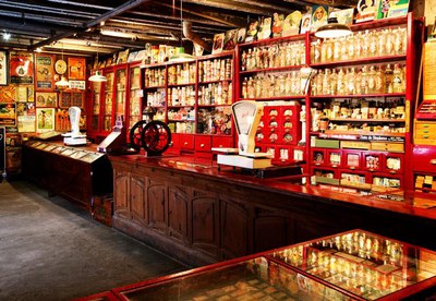 Foto 2. Salàs de Pallars ha recuperat alguns dels establiments comercials tradicionals del poble, com la botiga d’Ultramarinos.