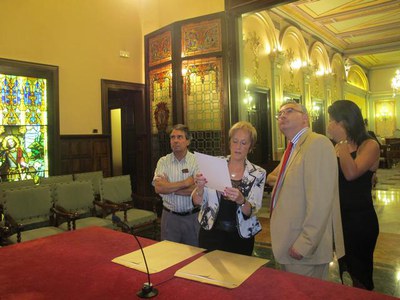 Foto 2. La regidora els ha ensenyat el Saló de Sessions i el Saló del Retaule.