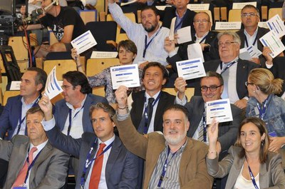 Foto 2. L'alcalde Ros, amb la tinenta d'alcalde Montse Mínguez i l'alcalde de Mallorca, Mateo Isern.