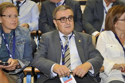 Foto 3. Angel Ros, acompanyat de Montse Mínguez, a l'Assemblea de la FEMP a Madrid.
