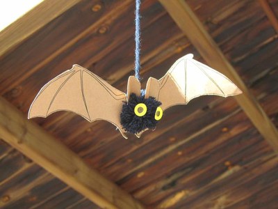 Foto 2. Els més petits han fet ratpenats de llana.