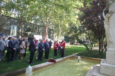 Foto 2. Ofrena floral al monument en honor a l'alcalde Fuster.