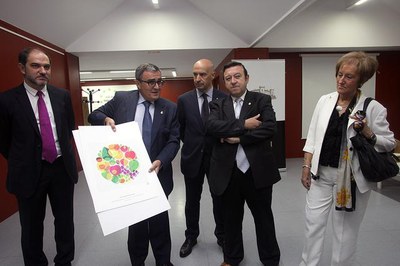 Foto 2. L'alcalde ha fet entrega de la litografia "Fruitransparències", de Josep Canyelles, al president de la Federació de les Cases Regionals.