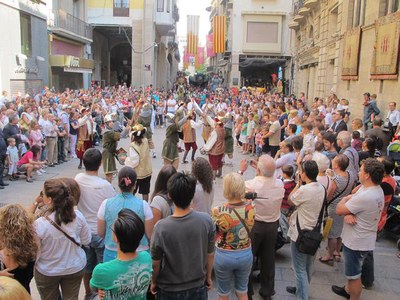 Foto 2. Els carrers i places de l'Eix Comercial s'han omplert de públic per seguir el Seguici.