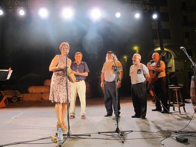 Foto 2. Montse Parra ha felicitat l'homenatjat i també el grup Arrels de la Terraferma pel seu tercer treball.