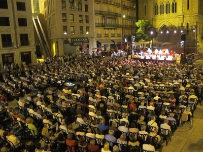 Foto 3. La Plaça Sant Joan s'ha omplert de gom a gom per escoltar la Cantada d'havaneres, amb els grups Arrels de la Terraferma i Morralla.
