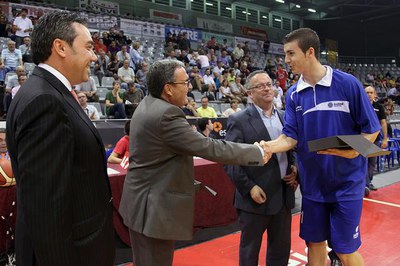 Foto 2. Àngel Ros en l'acte d'homenatge al base José Simeón i l'entrenador Ricard Casas.