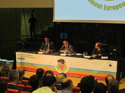 Foto 2. Àngel Ros, amb el secretari d'Estat, Josep Puxeu, i el responsable de Relacions Exteriors, Joan Mier, en l'acte inaugural.