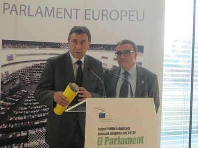 Foto 3. Ros i Puxeu en l'atenció als mitjans després de la inauguració de la jornada.