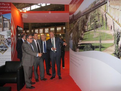 Foto 2. El Secretari d'Estat ha passat per l'estand de la Paeria.