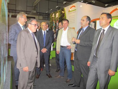 Foto 3. Ros i Puxeu han saludat els expositors presents al certamen.