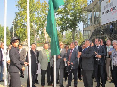 Foto 2. L'alcalde, en la hissada de la bandera, amb Joan Simó i Joan Balaguer.