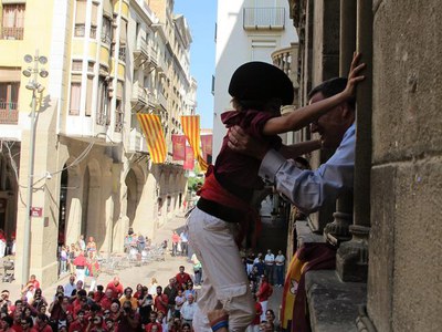 Foto 2. L'alcalde de Lleida, amb l'anxaneta de la torre que ha clos la jornada.