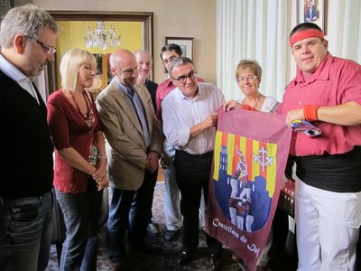 Foto 3. Els Castellers de Lleida han entregat al paer en cap la nova bandera de la Colla.
