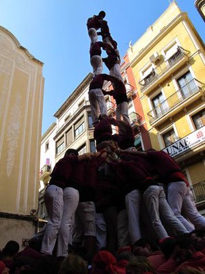 Foto 4. El paer en cap, fent pinya amb els castellers.