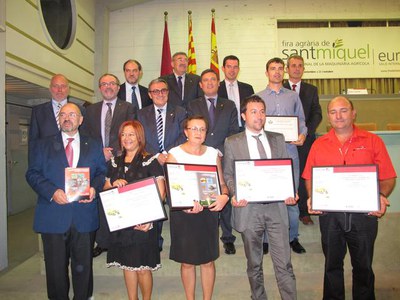 Foto 3. Les autoritats amb els premiats d'aquesta edició.