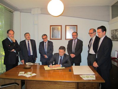 Foto 4. Tamarit ha signat en el Llibre d'Honor de la Fira.