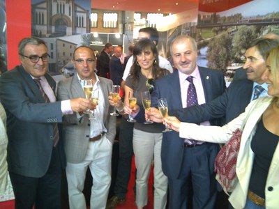 Foto 3. Àngel Ros amb Carles Campuzano, a l'estand de la Paeria.