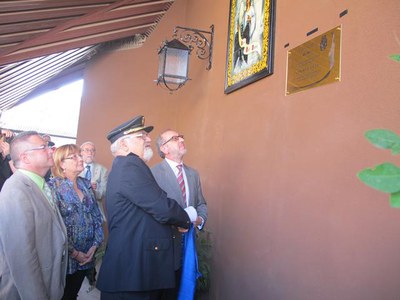 Foto 2. Benedicció i inauguració de la restauració de la imatge de Sant Àngel de la Guarda, a la façana de Sant Martí.