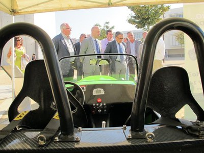 L'alcalde, Àngel Ros, saludant els expositors de vehicles elèctrics.