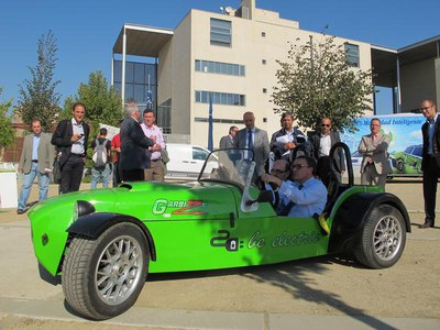 L'alcalde de Lleida provant un dels vehicles elèctrics presents a l'exposició.