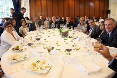 Foto 2. Durant el dinar, s'ha fet el lliurament de diverses medalles.