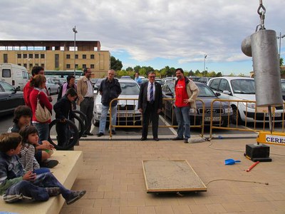 Foto 3. L'alcalde, amb l'experiment del pèndul de Foucault.