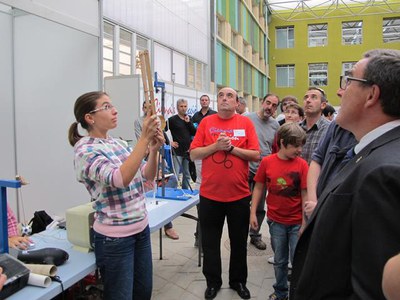 Foto 4. Uns alumnes de Cadis, demostrant teories físiques en els "gols amb efecte".