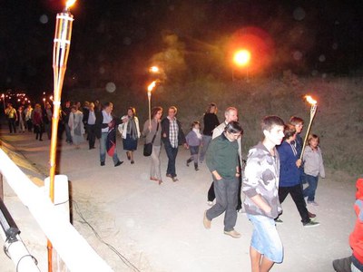 Foto 3. Els assistents s'han desplaçat del local social fins al pont per veure l'obra.