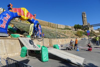 Foto 3. La 4a edició del Down Town ha transcorregut pel Centre Històric, passant per espais com les muralles de la Seu Vella.