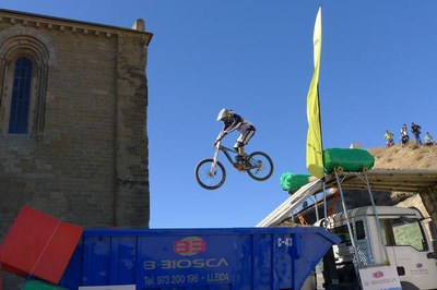 Foto 4. L'espectacularitat de la baixada dels participants ha estat seguida per molts aficionats.