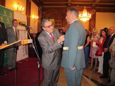 Foto 2. Ros, lliurant una de les condecoracions als agents del Cos.