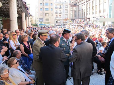 Foto 2. L'alcalde ha saludat els membres de la Casa d'Aragó.