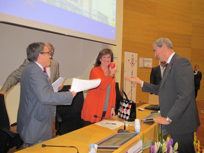 Foto 2. Al final de l'acte inaugural, els organtizadors han donat fruita a la consellera, producte identificatiu de la ciutat.