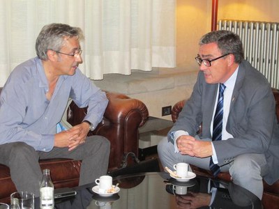 Foto 2. Àngel Ros amb Raül Valls, en la reunió d'aquesta tarda a la Paeria.