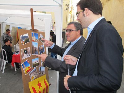 Foto 2. L'alcalde, acompanyat d'Oriol Yuguero, ha passat per les diferents carpes.