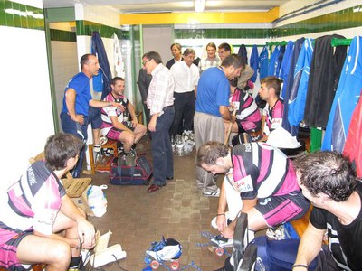 Foto 2. Ros ha saludat els jugadors i l'entenador, Albert Foguera.